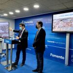 El consejero de Fomento e Infraestructuras, José Ramón Díez de Revenga, acompañado por el director de Territorio y Arquitectura, Jaime Pérez Zulueta, durante la rueda de prensa en la que ha solicitado al Ministerio de Transición Ecológica la retirada inmediata de los “deficientes” mapas de zonas inundables.