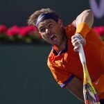 Nadal ejecuta un servicio en la final ante Fritz