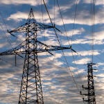 Torres de alta tensión y tendido eléctrico al atardecer en Madrid