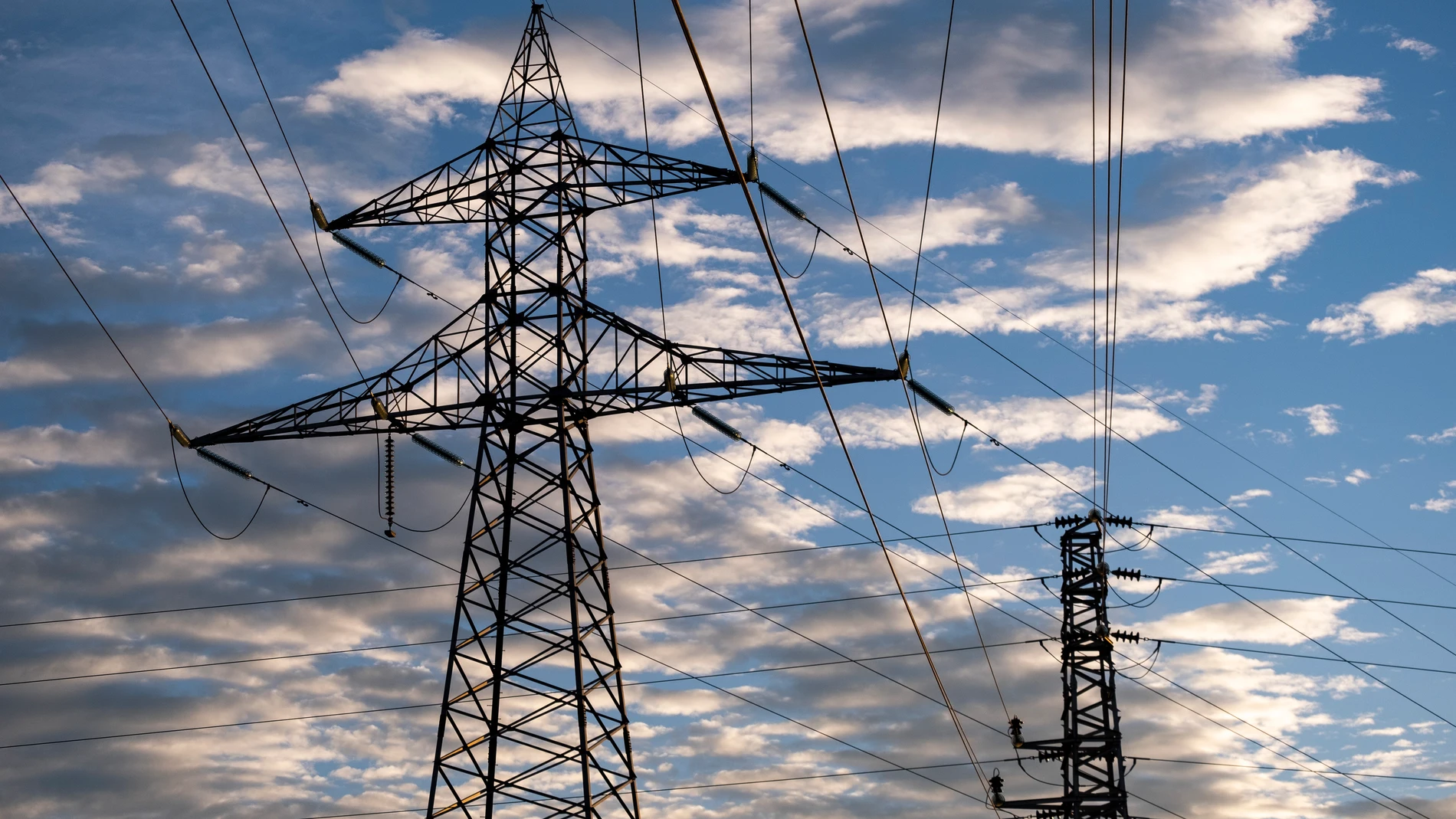 Torres de alta tensión y tendido eléctrico al atardecer en Madrid