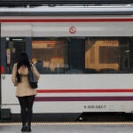Pasajeros esperan un tren en la estación de Chamartín