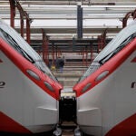 Una persona espera en un anden de la estación de Chamartín