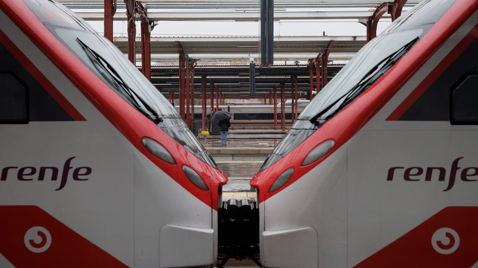 Una persona espera en un anden de la estación de Chamartín