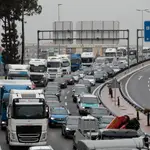 Una manifestación de camioneros en forma de "marcha lenta" provocó ayer retenciones y tráfico denso en la ronda sur de València
