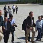 Arnold Schwarzenegger y sus acompañantes se dirigen a la entrada de la Basílica del Valle de los Caídos, el 11 de octubre de 2013