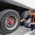 SALAMANCA 21/03/2022.- Un camión con un pinchazo en la rueda EFE/J. M. García