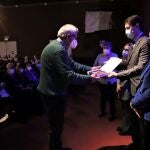 El consejero en funciones de la Presidencia, Ángel Ibáñez, entrega las medallas a los funcionarios de la Delegación Territorial de la Junta en Zamora