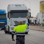 Un transportista levanta el brazo en el octavo día de paro indefinido del sector del transporte en Barcelona