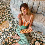 Sara Baceiredo con falda de Mango.