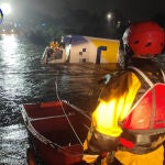 Imagen de los bomberos de Valencia anoche en una de sus actuaciones
