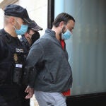 Pedro Lozano Giménez (d), conocido como el Rambo de Requena, a su llegada a la Audiencia de Teruel para ser juzgado por la fuga que protagonizó en 2020, desde Requena hasta las sierras turolenses, y en la que hirió a dos guardias civiles