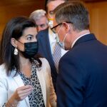 La portavoz de Vox, Rocío Monasterio (i), y el portavoz del PP, Alfonso Serrano (d), hablan antes de un pleno de la Asamblea de Madrid, a 2 de diciembre de 2021, en Madrid (España). Para este pleno está previsto el debate de las enmiendas a los Presupuestos regionales presentadas por Más Madrid, PSOE y Unidas Podemos. Se prevé también que PP y Vox las rechacen gracias a un acuerdo entre ambos partidos. 02 DICIEMBRE 2021;PRESUPUESTOS;CAM;COMUNIDAD DE MADRID;SAMBLEA;REGIONAL Alberto Ortega / Europa Press 02/12/2021