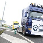 Un camión durante una marcha en la M-40 de Madrid en el noveno día de paro nacional de transportistas, a 22 de marzo de 2022, en San Fernando de Henares