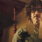 Óscar Jaenada interpreta a un fotógrafo cuestionado por su profesionalidad en «La piel en llamas»