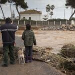 El río Anna en su desembocadura en la Playa de Burriana donde ha provocado el corte de la carretera y el aislamiento de la zona norte del Grao de Burriana
