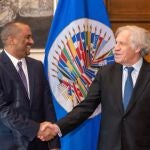 El embajador de Nicaragua, Arturo McFields, con el Secretario General de la OEA, Luis Almagro, en una imagen de archivo
