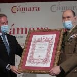 El teniente general Jefe de la UME, Luis Manuel Martínez Meijide, recibe el reconocimiento de la Cámara de Comercio de León por su labor en pandemia, de manos de Javier Vega