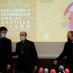 El obispo de Astorga, Jesús Fernández; el presidente de Cáritas Autonómica, Antonio J. Martín de Lera, y Thomas Frederic Ubrich, miembro del Comité técnico de la Fundación Foessa, presentan el informe