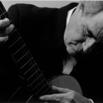 Ángel G. Piñero tocaba la guitarra con ambas manos, con uña y yema