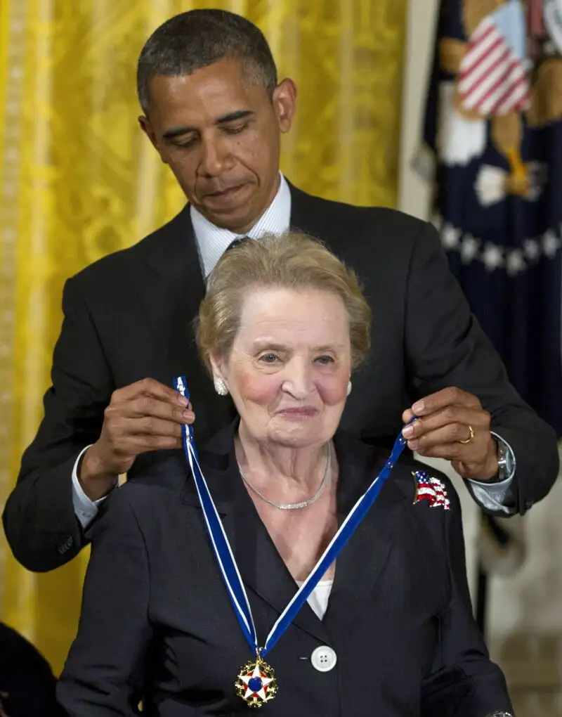 El presidente Barack Obama entregó a Madeleine Albright la Medalla Presidencial de la Libertad en el Salón Este de la Casa Blanca