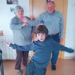 La familia que baila unida...