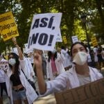 Varios residentes de medicina participan en una protesta, convocada este martes por la Confederación Estatal de Sindicatos Médicos (CESM) ante el Ministerio de Sanidad
