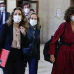 La vicepresidenta primera del Gobierno y ministra de Economía, Nadia Calviño (c) junto a la ministra de Hacienda, María Jesús Montero (d) y la de Transporte Raquel Sánchez (i), ayer