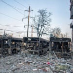 Los restos de una línea de autobuses bombardeada por Rusia en Mariupol
