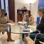 La madre de Marta Calvo conversa con María José Catalá y con Elena Bastidas