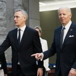 El presidente de Estados Unidos, Joe Biden, camina con el secretario general de la OTAN, Jens Stoltenberg, antes de una foto de grupo durante una cumbre extraordinaria de la OTAN