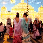 Dos jóvenes en la Feria de Abril de Sevilla