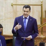 El presidente de la Junta, Juanma Moreno, durante la sesión plenaria ordinaria en el Parlamento de Andalucía. Joaquín Corchero / Europa Press