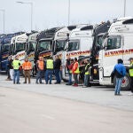 Varios camiones estacionados en las inmediaciones del Wanda Metropolitano durante los paros del pasado mes de marzo