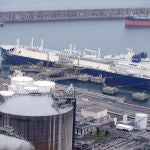 El metanero en el puerto de Bilbao