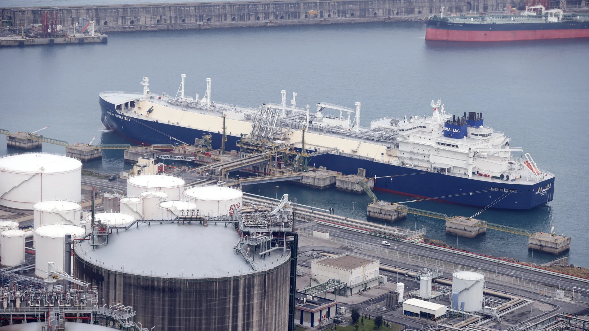 El metanero en el puerto de Bilbao