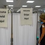 Una persona se vacuna con la tercera dosis covid y la vacuna de la gripe el pasado 18 de octubre del 2021 en Sevilla
