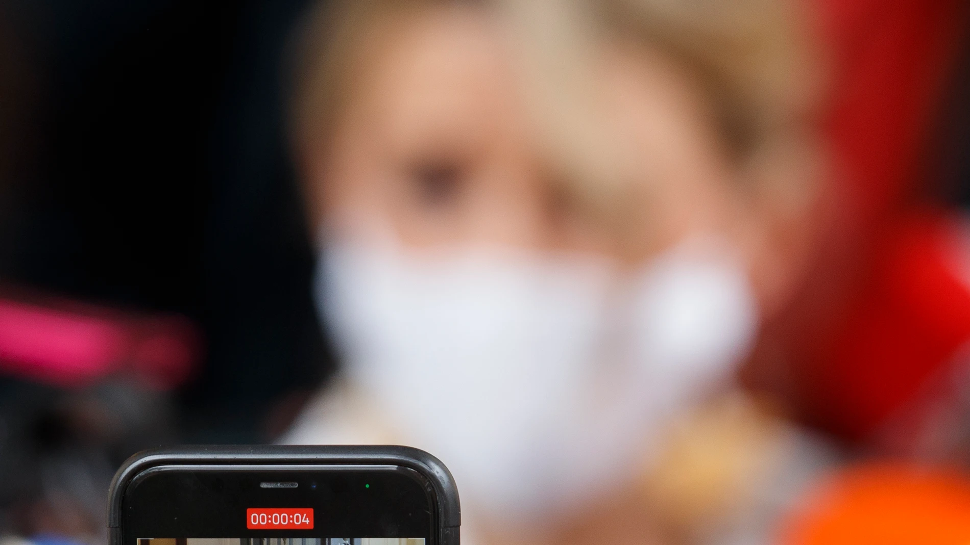 Una periodista hace una foto a la vicepresidenta segunda del Gobierno y Ministra de Trabajo, Yolanda Díaz