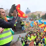 El presidente de la Plataforma Nacional por la Defensa del Transporte, Manuel Hernández, se dirige a los asistentes a la manifestación celebrada ayer en Madrid