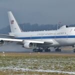 El avión de las Fuerzas Armadas de Estados Unidos, el Boeing 747 E-4B, despegando en Zúrich