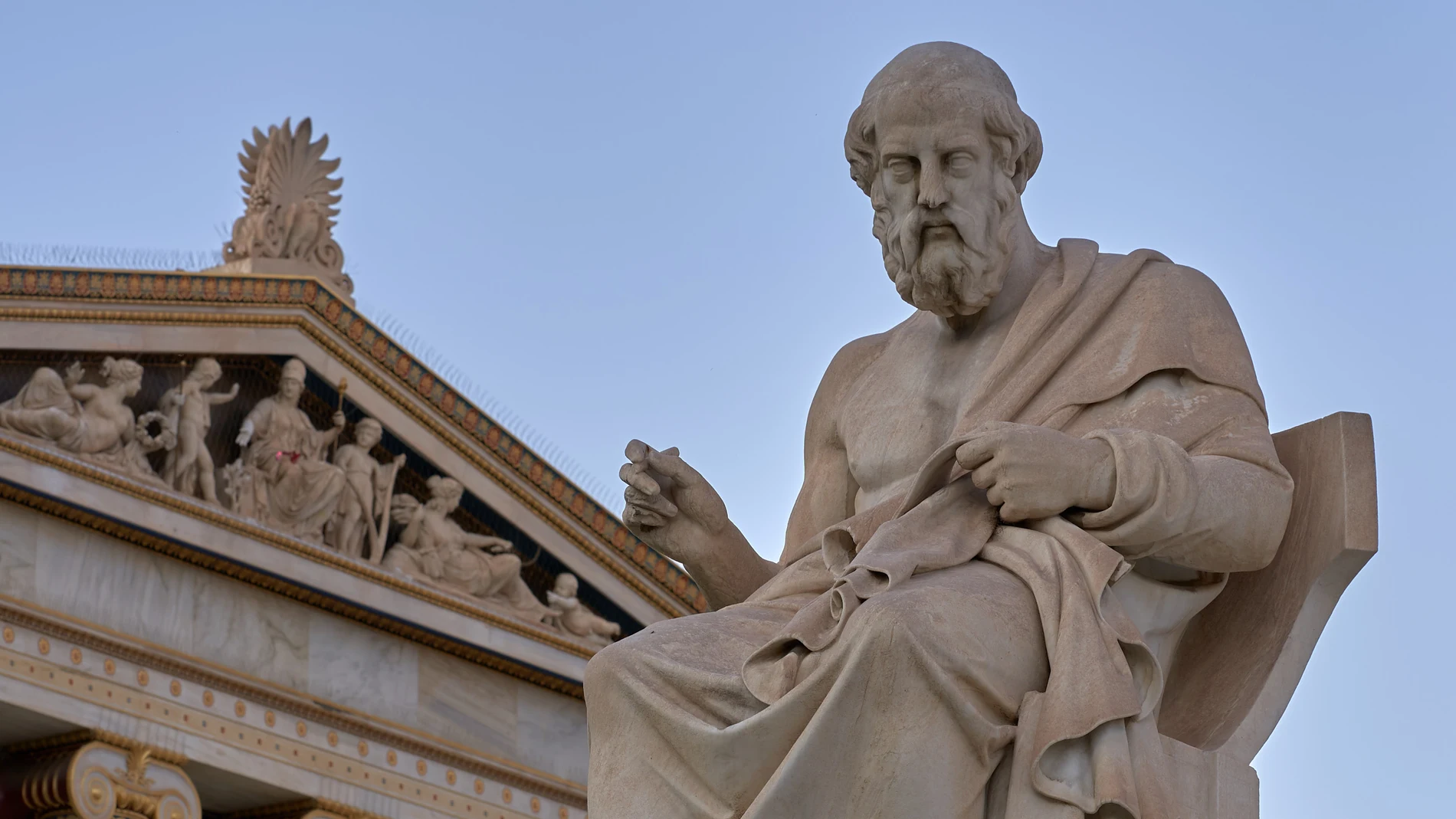 La estatua de Platón, del escultor griego Leonidas Drosis (1836-1882) en los jardines de la Academia de Atenas