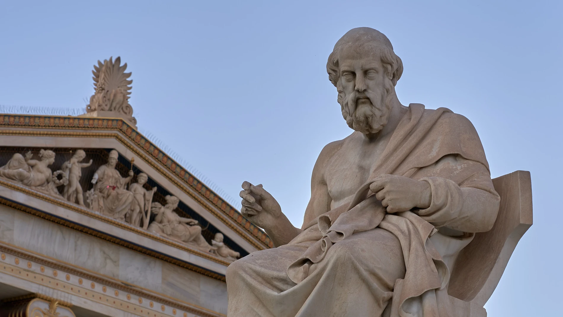La estatua de Platón, del escultor griego Leonidas Drosis (1836-1882) en los jardines de la Academia de Atenas