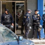 Agentes de la Policía, tras detener a dos jóvenes en una vivienda de Burgos juzgados por el crimen de Gamonal