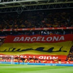 Un tifo con la leyenda "Barcelona con la selección" se desplegó en el fondo sur del estadio