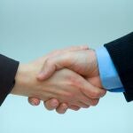Dos personas se estrechan la mano