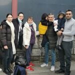 Jesús y Emilio, agentes de la UPR de la Policía Nacional de Granada, con algunos de los refugiados que fueron a recoger a Polonia