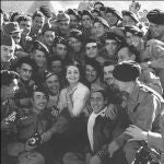 Carmen Sevilla, rodeada de soldados, el 31 de diciembre de 1957 en Sidi Ifni