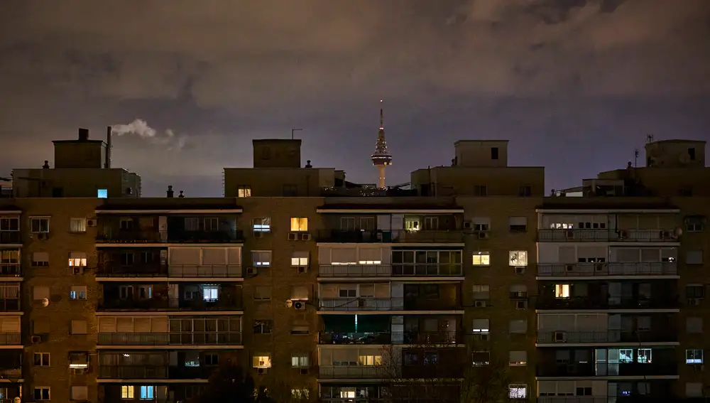 Un bloque de viviendas con las luces encendidas