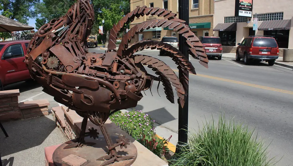Estatua de metal de Mike "el pollo sin cabeza" en Fruita, Colorado
