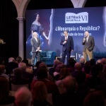 El escritor, Arturo Pérez-Reverte, aywe durante las Jornadas de las Letras de Sevilla, "Monarquía o República" en la Fundación Cajasol