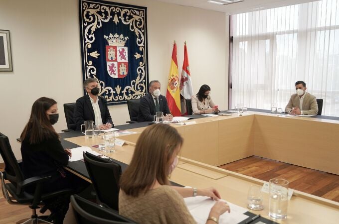 El presidente de las Cortes, Carlos Pollán, preside la Mesa de las Cortes